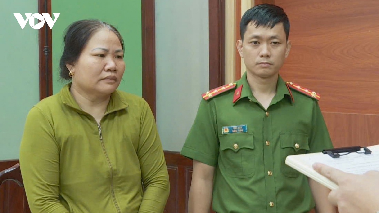 Chồng bị bắt giam, vợ bị cấm đi khỏi nơi cư trú vì sản xuất cà phê bột giả